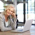 Frau Videosprechstunde am Laptop Augen-OP und Laserzentrum Dr. Doepner