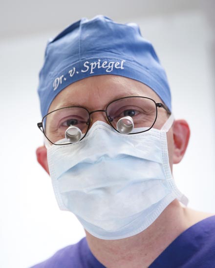 Chirurg und Spezialist für Plastische Augen OP Dr. Graf von Spiegel im Laser und Augen-OP-Zentrum