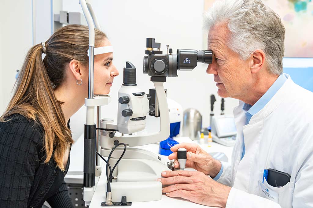 Dr. Doepner untersucht eine Patientin mit einer Spaltlampenkamera