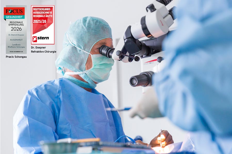 Dr. Dietrich Doepner sieht bei einer Augen-OP durch ein Mikroskop